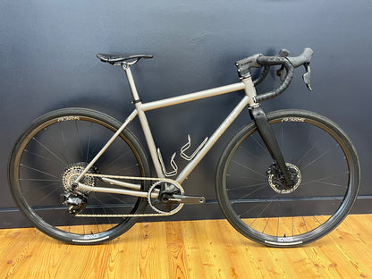 ROUTT CRD | SIZE 52 | SRAM FORCE XPLR- Brushed